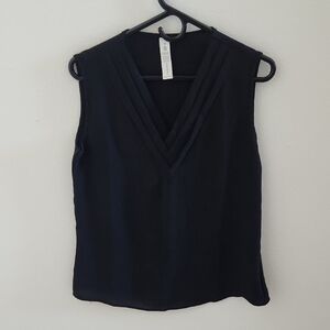 B Black Sleeveless V-Neck Top